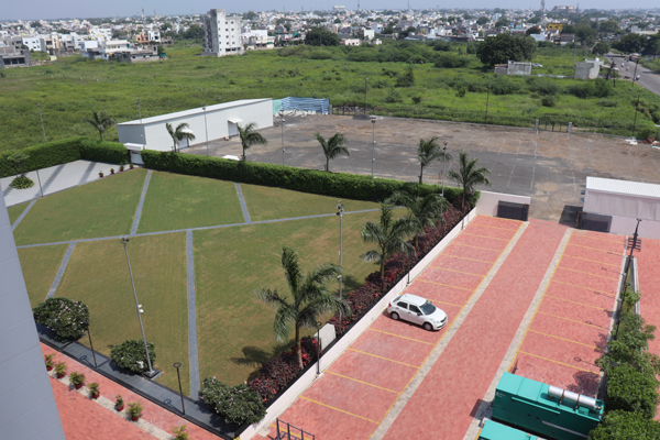 Stylish bar counter – hotel in Akola with bar